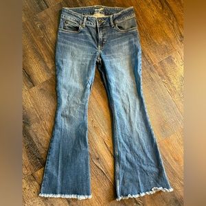 Women’s Wrangler flare leg raw hem blue jeans. Mid-rise.